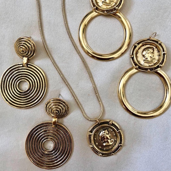 Vanessa Mooney GOLD Braxton Disk Earrings - Picture 6 of 11